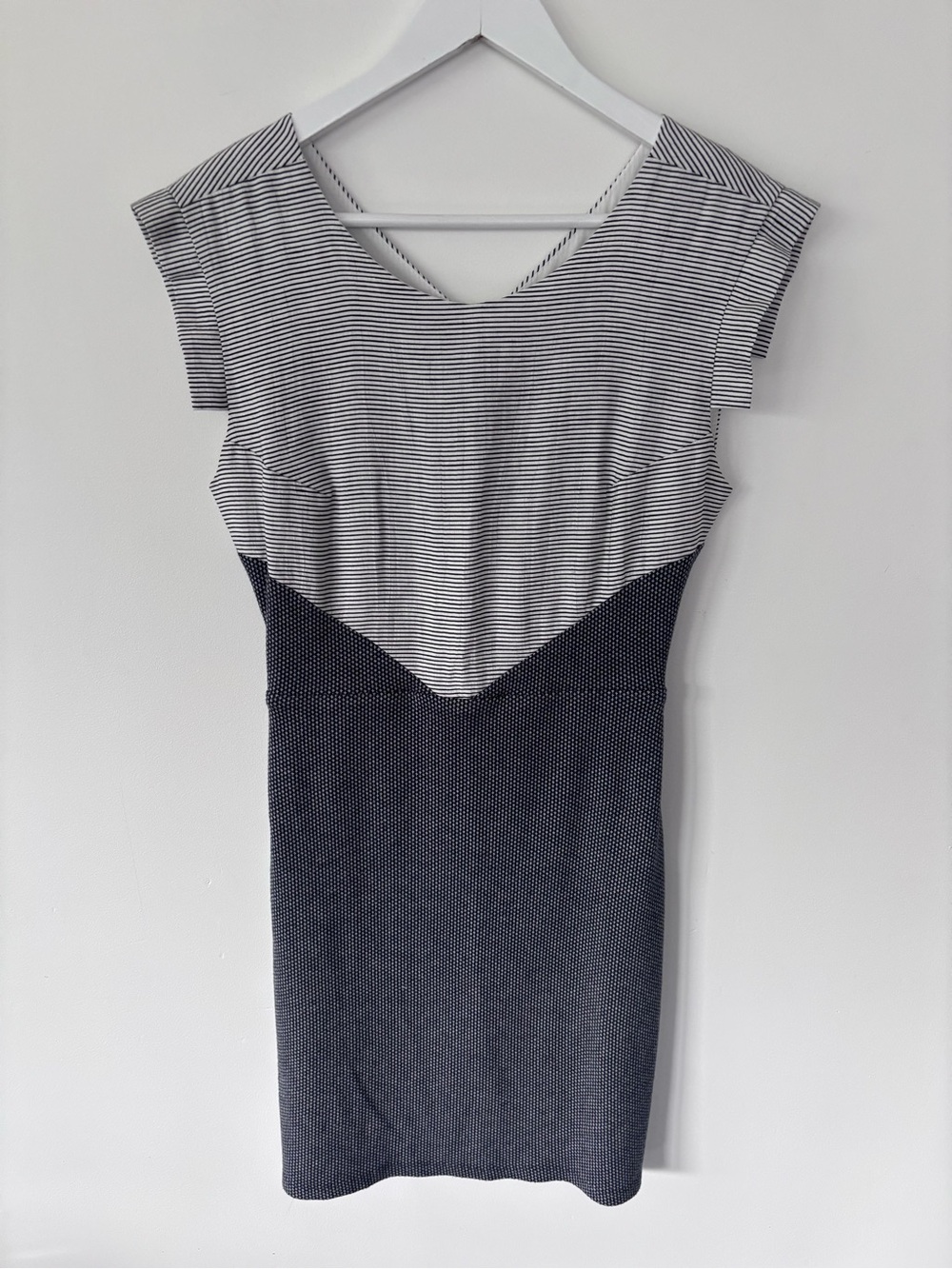 Eve Gravel Dress Sz Medium - Striped Black & White Cap-Sleeve
